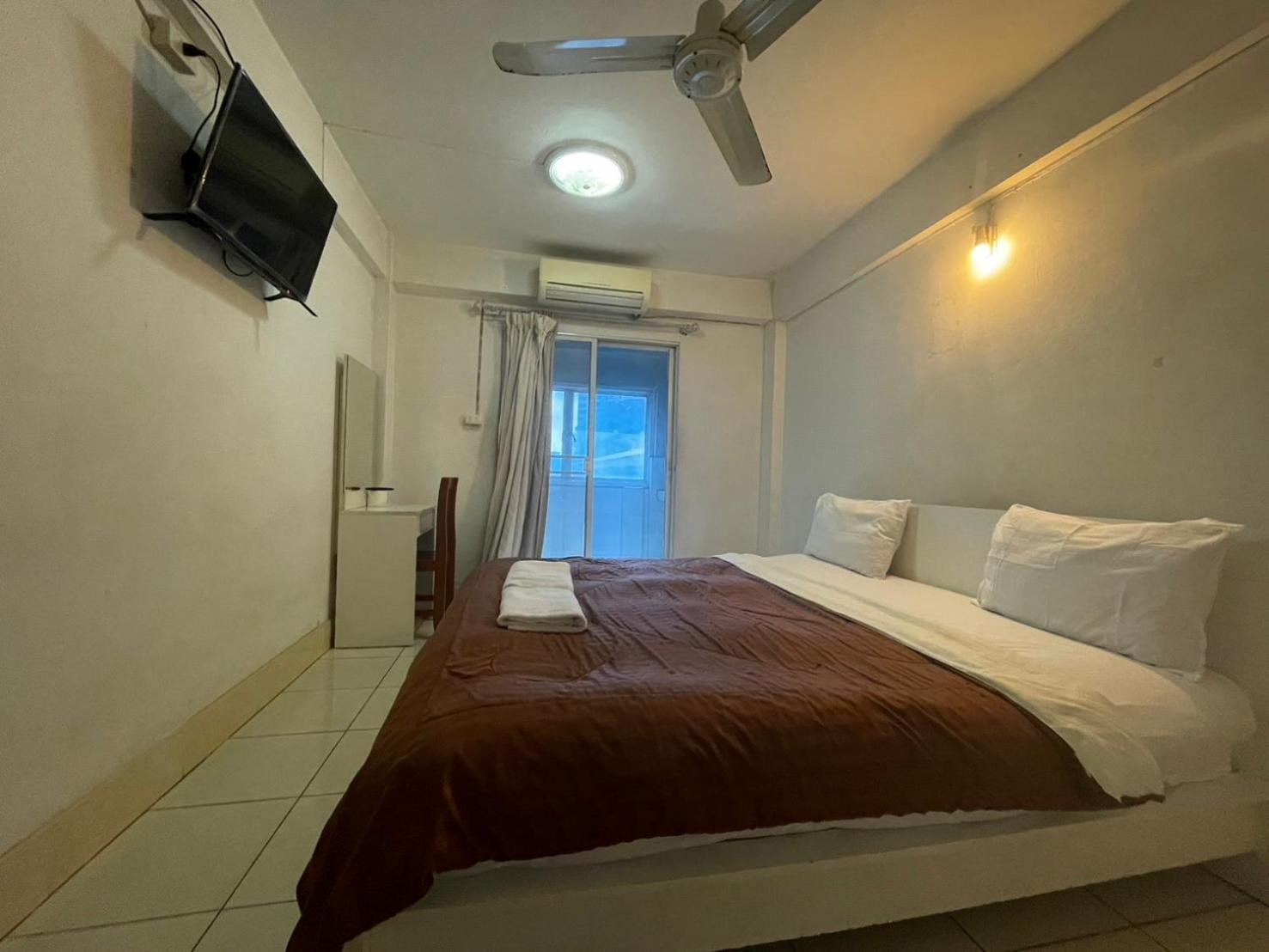 Oyo 75494 President Apartment Pattaya Exterior photo