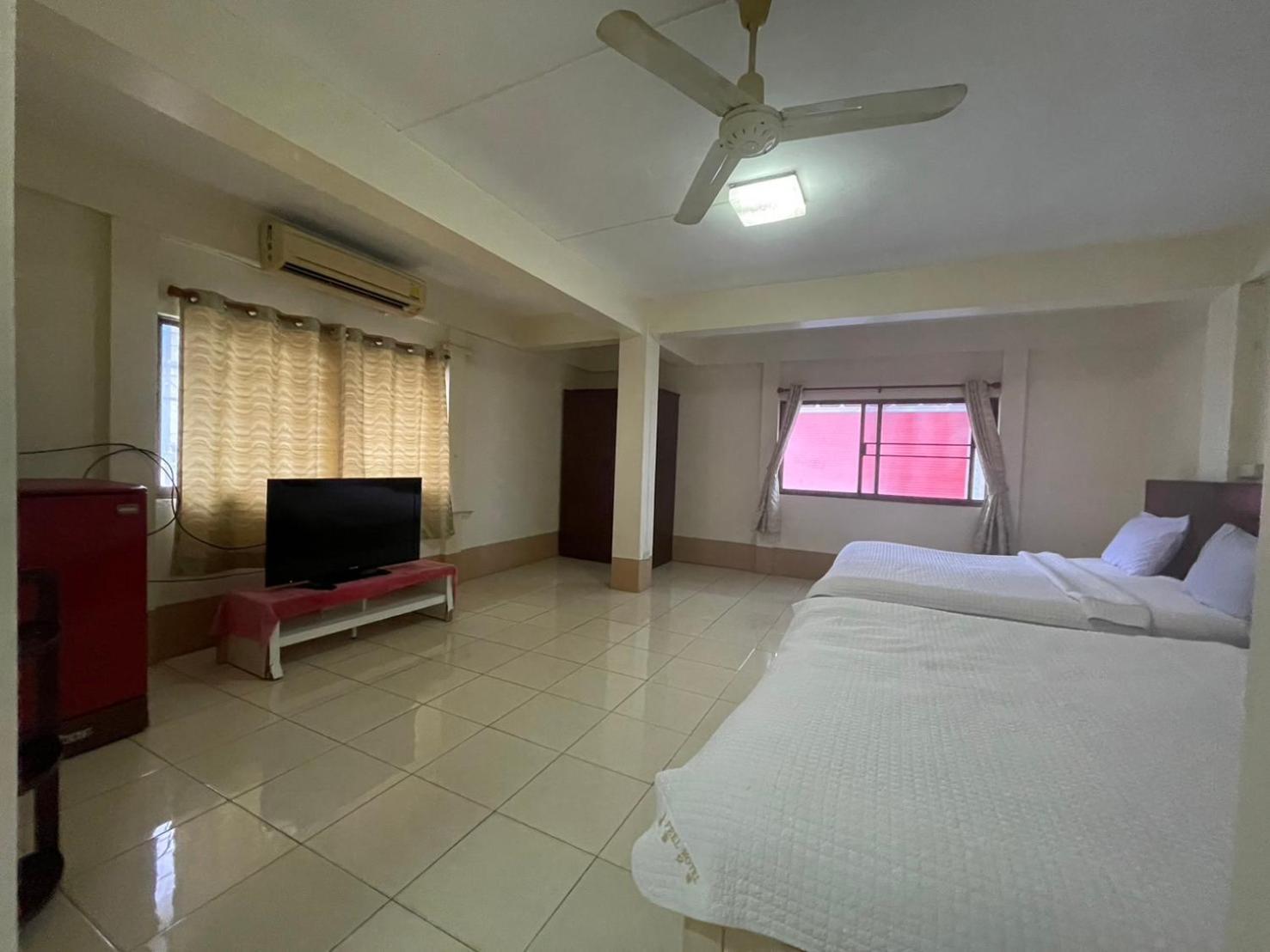 Oyo 75494 President Apartment Pattaya Exterior photo