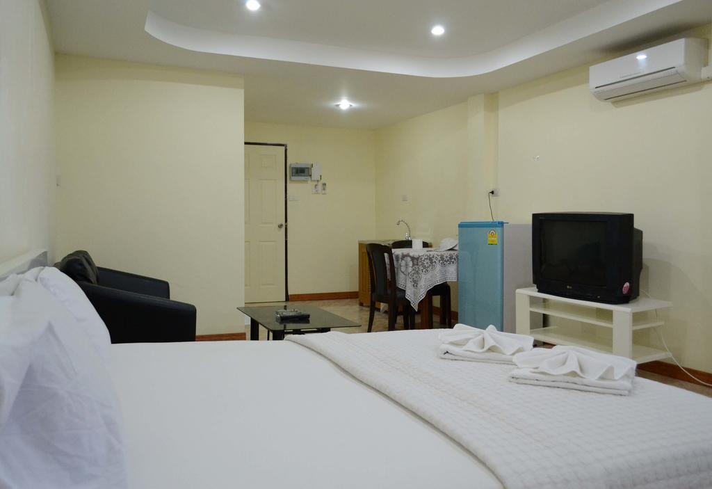 Oyo 75494 President Apartment Pattaya Room photo